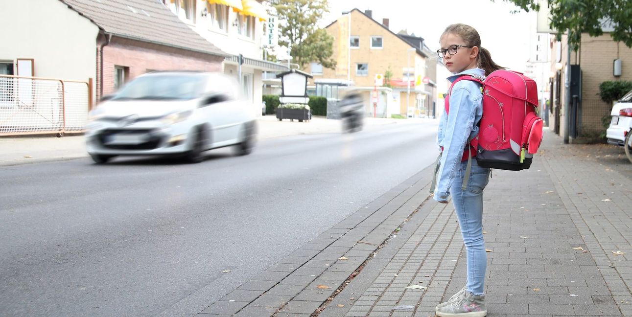 An dieser Stelle sollte die Straße nicht überquert werden. Der nächste Zebrastrifen ist meistens nicht weit. Der kleine Umweg lohnt sich.