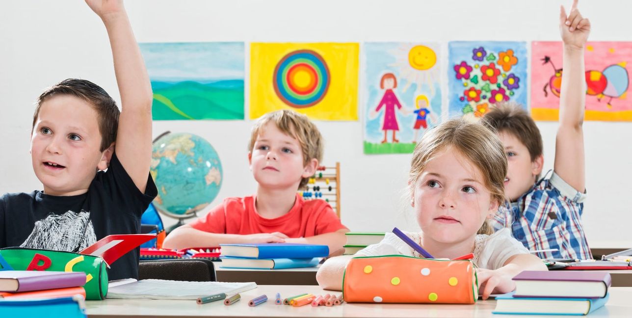 Fröhliche, selbstbewusste Kinder kommen sicher in die Schule sind aufmerksamer.