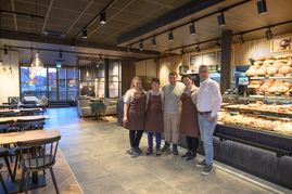 Das Sehneteam in der Königstraße 35 freut sich mit Michael Benzinger und Andreas Lutz, die für den Ausbau des Fililasnetzes zuständig sind. Bild: Nüßle