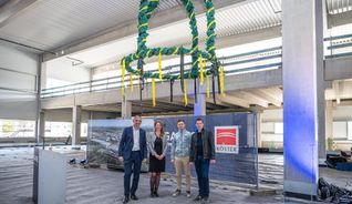 Ioannis Delakos, Kathrin Fuhrmann (Garbe Industrial),  Artur Springer und Volker Gradl (Köster GmbH) beim Richtfest.