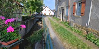 Bei Niedrigwasser ist der Planbach im Magstadter Ortskern ein harmloses Bächlein, eingezwängt zwischen gemauerten Uferwänden und auf einer betonierten Sohle. Bild: Reichert