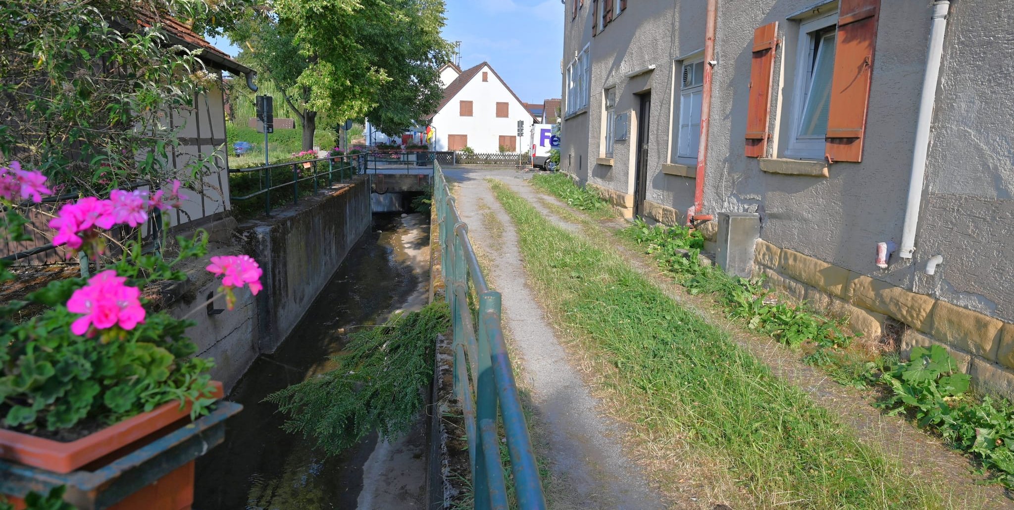 Bei Niedrigwasser ist der Planbach im Magstadter Ortskern ein harmloses Bächlein, eingezwängt zwischen gemauerten Uferwänden und auf einer betonierten Sohle. Bild: Reichert