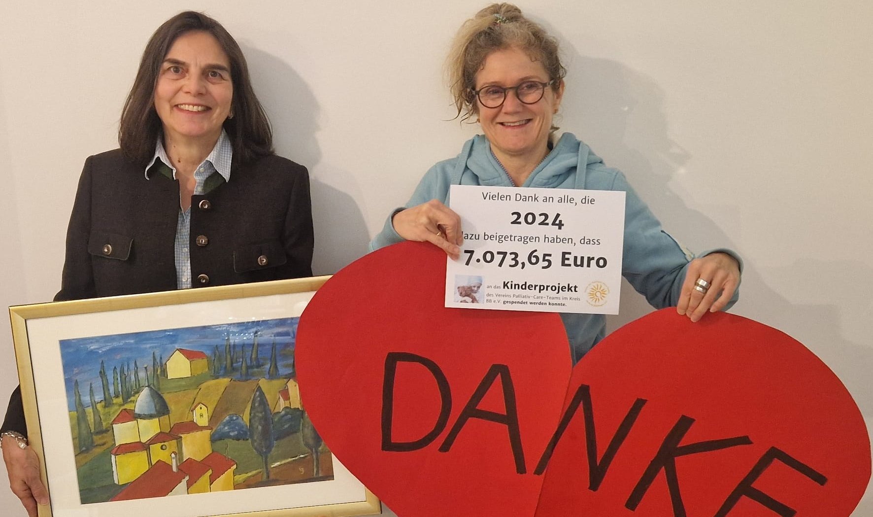 Martina Steinbrenner (rechts) freut sich über die rund 7000 Euro für ihr Kinderprojekt, die Ursula Claß-Weiss gesammelt hat.