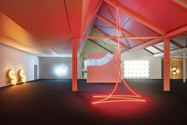 Blick in die Ausstellung „Neon, LED & Co - Lichtunst aus der Sammlung Schaufler“.