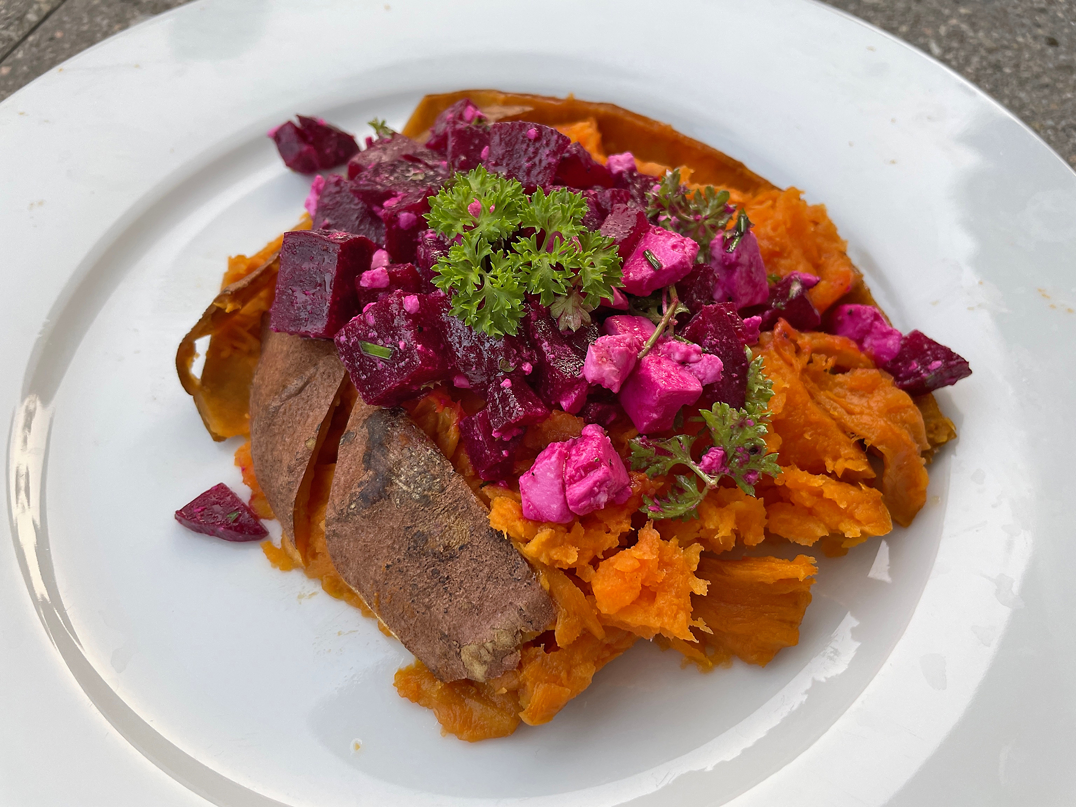 Gebackene Suesskartoffel mit Rote-Bete-Feta-Salat.    Bild: Kalus