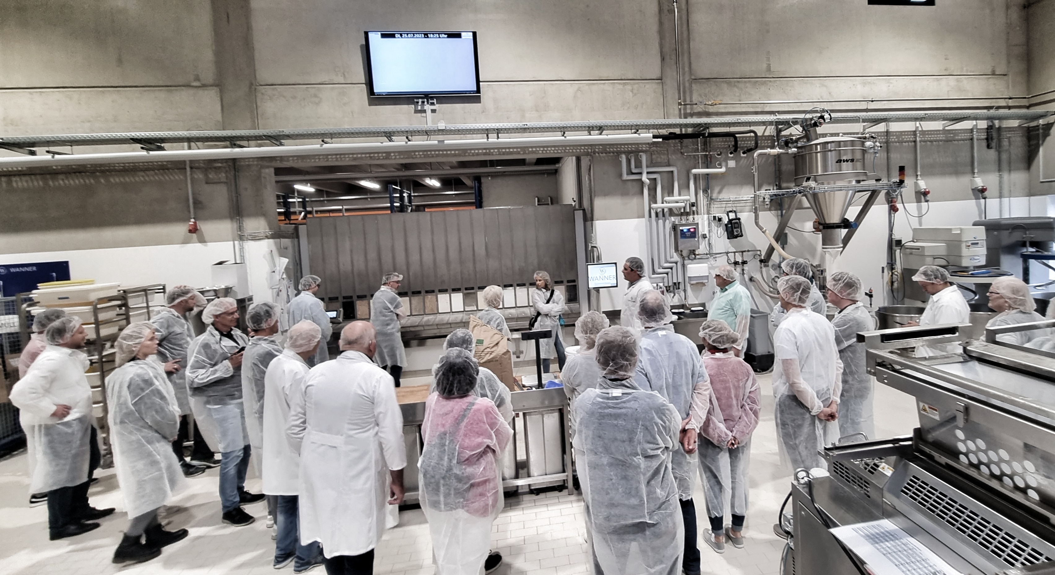 Gemeinderat bei der Besichtingung der neuen Backstube der Bäckerei Wanner. Bild: Hamann
