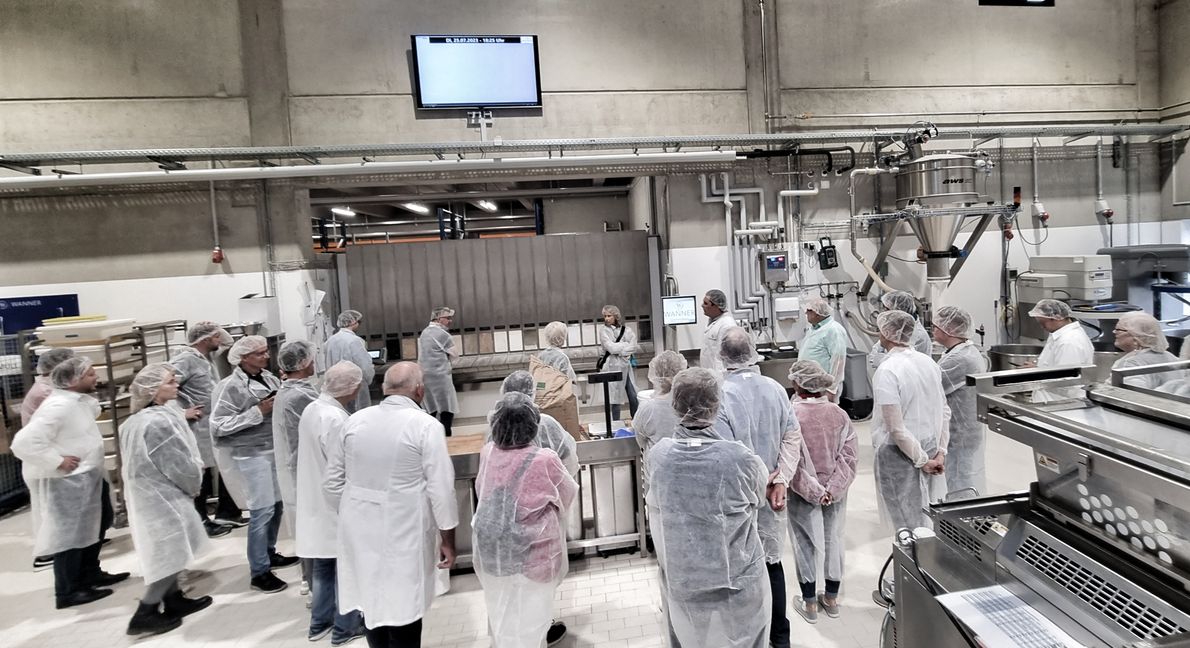 Gemeinderat bei der Besichtingung der neuen Backstube der Bäckerei Wanner. Bild: Hamann