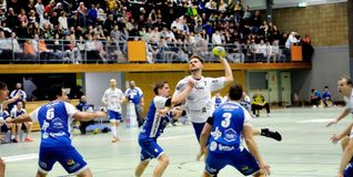 Urs Bonhage, von der HSG Böblingen/Sindelfingen, beim Wurf im Derby gegen die HSG Schönbuch. Beide Vereine spielen künftig im Bezirk 3 Neckar-Alb. Bild: photostampe/A