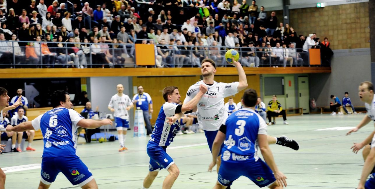 Urs Bonhage, von der HSG Böblingen/Sindelfingen, beim Wurf im Derby gegen die HSG Schönbuch. Beide Vereine spielen künftig im Bezirk 3 Neckar-Alb. Bild: photostampe/A