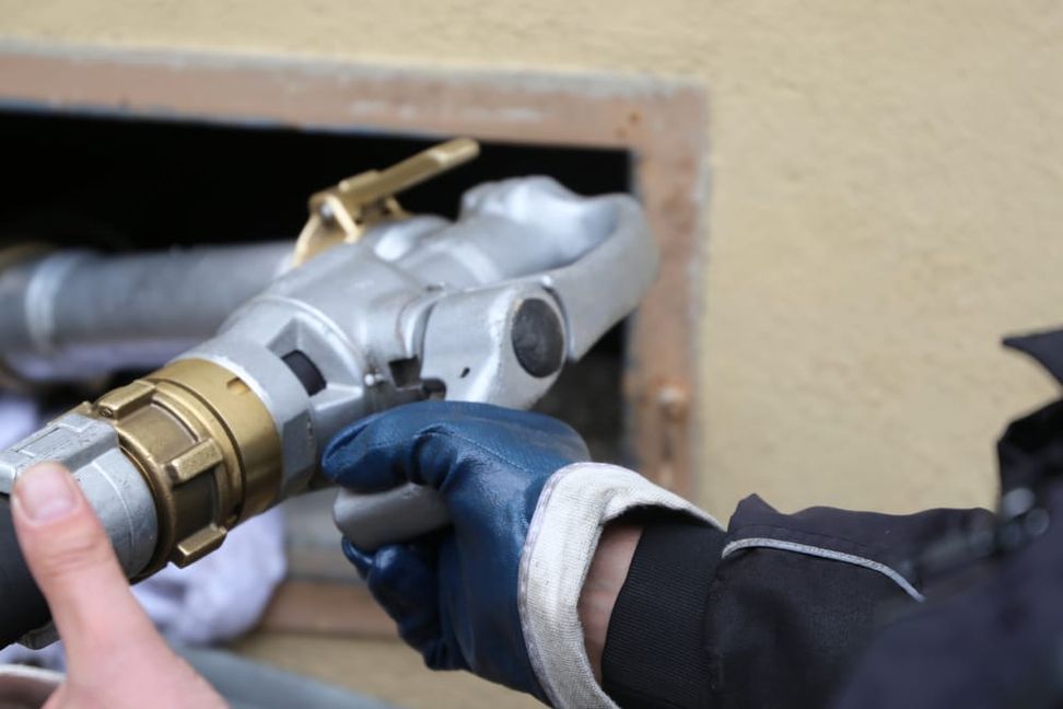 Ölpreise auf Tiefstand: Jetzt kaufen oder abwarten? Alle Infos zur Entwicklung im April 2025.