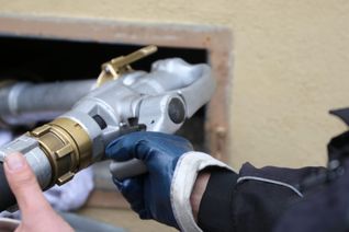 Ölpreise auf Tiefstand: Jetzt kaufen oder abwarten? Alle Infos zur Entwicklung im April 2025.