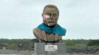 In Starbase steht auch eine große Büste von SpaceX-Chef Elon Musk.