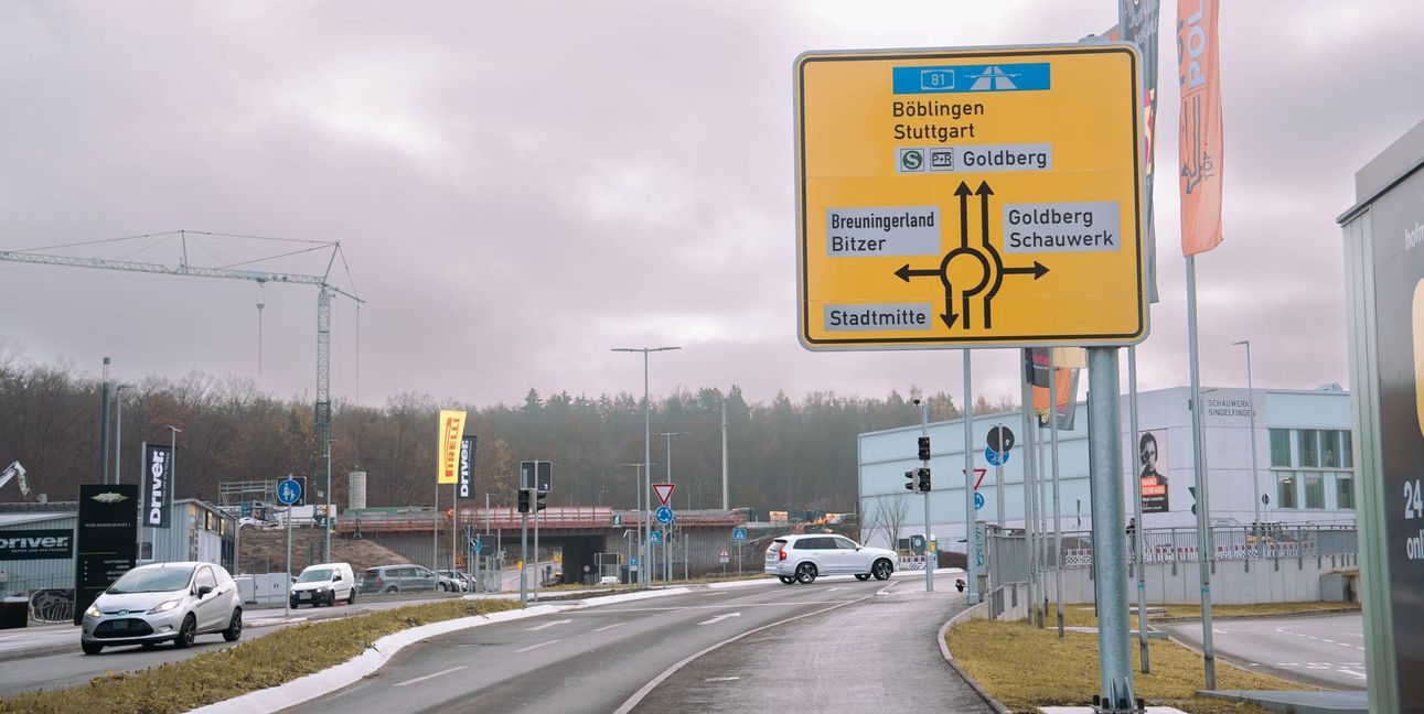 Das Schild auf Höhe des Möbelhauses zeigt eine zweispurige Ausfahrt aus dem Kreisverkehr Richtung A81 - das stimmt aber nicht.