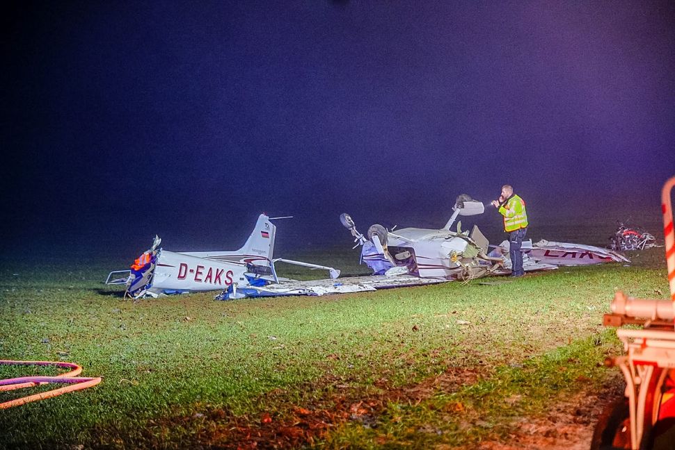 Die stark beschädigte Cessna nach dem Unfall am Stuttgarter Flughafen.