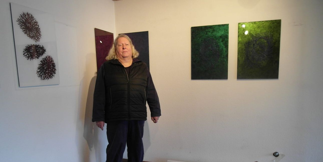 Mit Kettensäge und Spezialfarbe bearbeitete Plexiglas-Platten machen den Großteil der knapp 70 Exponate aus, die am Samstag, 18. Januar und Sonntag, 2. Februar jeweils von 15 bis 18 Uhr in einem leer stehenden Privathaus in der Sindelfinger Wengertstraße 34 zu sehen sind.