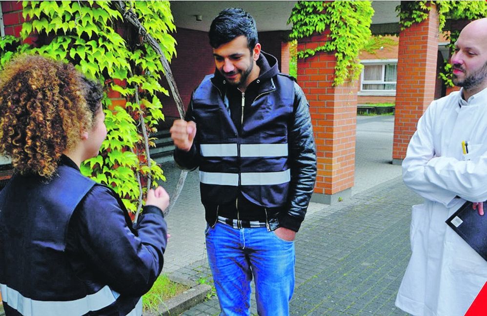 Selbst nach einem Spiel Schere, Stein, Papier drängen die Spielleiter den Gewinner, den Verlierer zu erniedrigen. Bild: z
