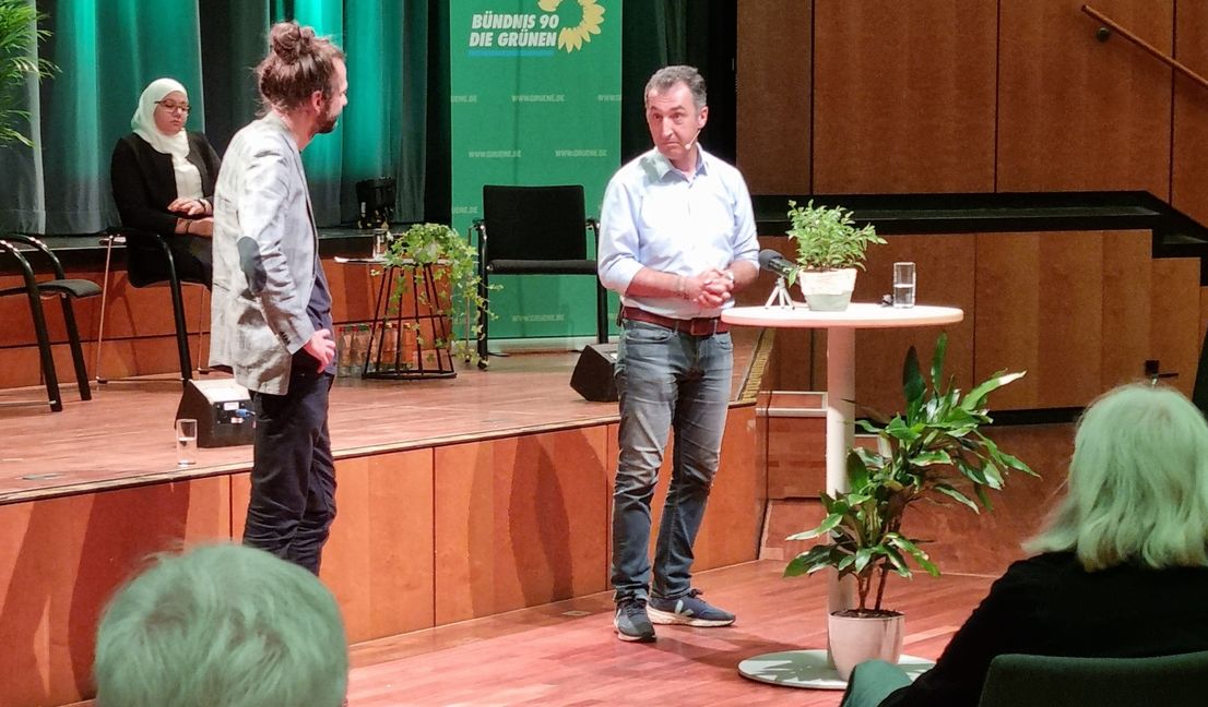 Cem Özdemir (rechts) zusammen mit Tobias Bacherle in der Böblinger Kongresshalle. Bild: Hamann