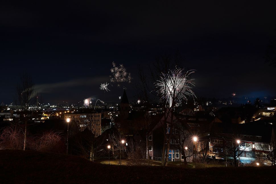 Silvester-Feuerwerk, wie es auf diesem Archivbild zu sehen ist, soll es in diesem Jahr nicht geben. Bild: Heiden/A