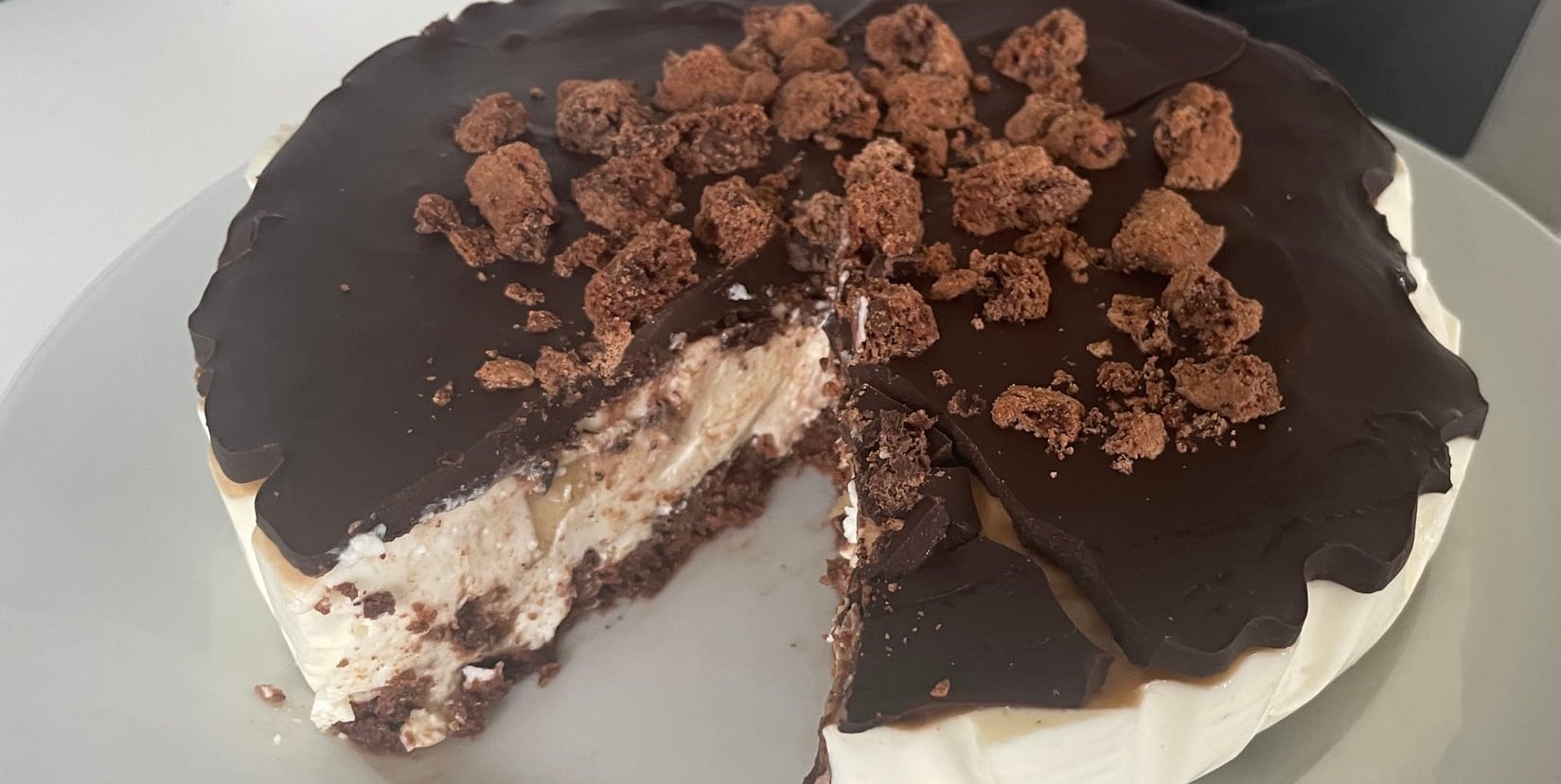 Die Banana-Split-Torte weckt Erinnerungen an den letzten Besuch im Eiscafé.