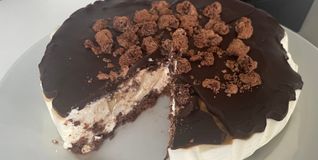 Die Banana-Split-Torte weckt Erinnerungen an den letzten Besuch im Eiscafé.