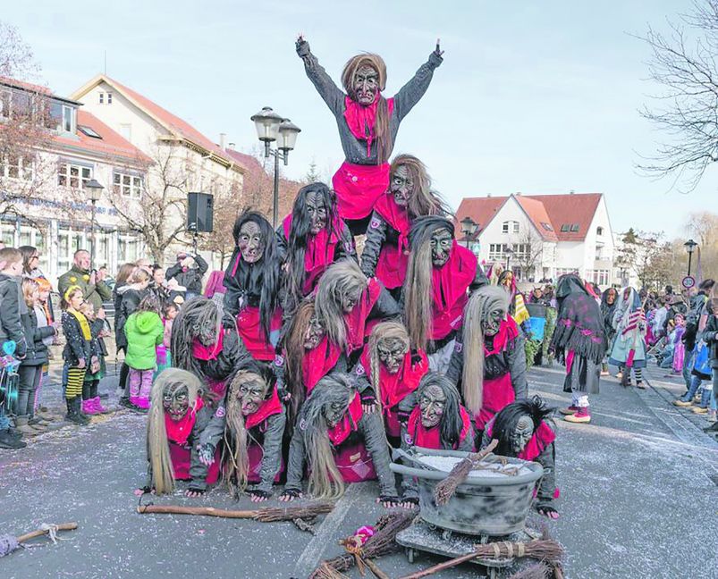 Hexenpyramiden gehören zu einem Umzug, wie jede Menge Konfetti. Auch die Narrenzunft Jettingen ließ es sich nicht nehmen und bildete eine Pyramide mit 5 Stockwerken.