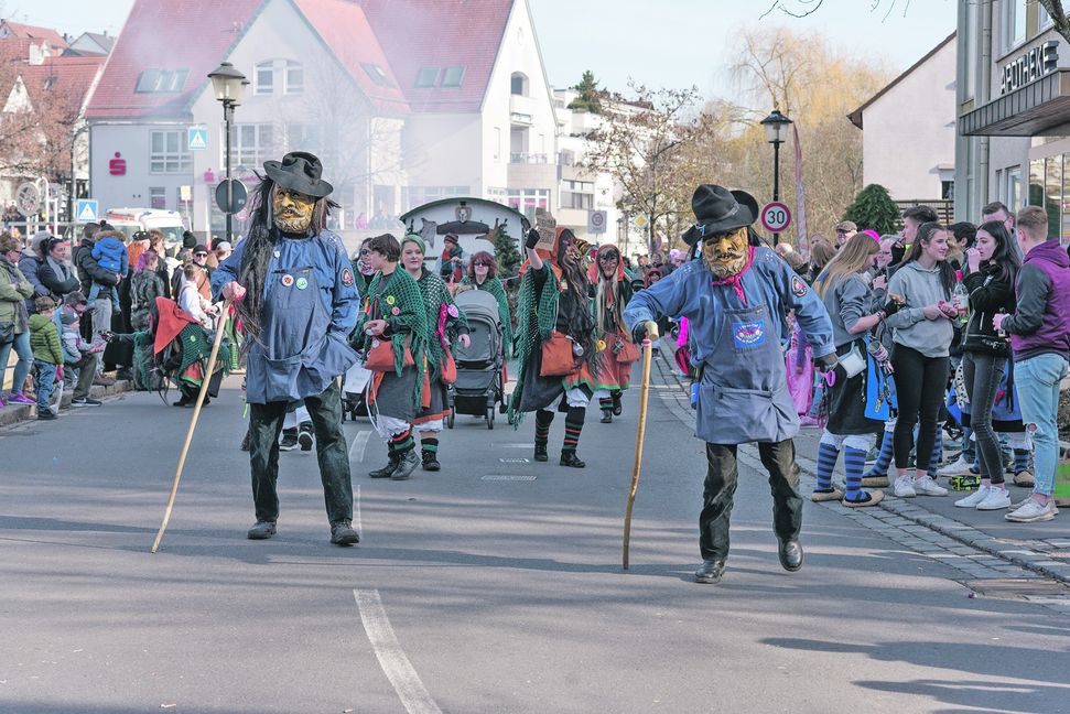 Auch die Deufringer Berghexen mit ihrem Narrenruf „ 3 mal Berg – Hexen“ waren mit dabei. Bilder: Nüßle
