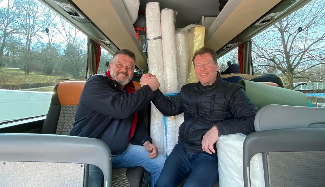 Bela Stahl (links) hat vom Magstadter Busunternehmer Jürgen Stäbler (rechts) für einen Hilfstransport nach Chelm einen Omnisbus geliehen. Auf dem Rückweg bgeleiten ihn 45 Kriegsflüchtlinge nach Schönaich, darunter ein zwei Monate altes Baby. Bild: z