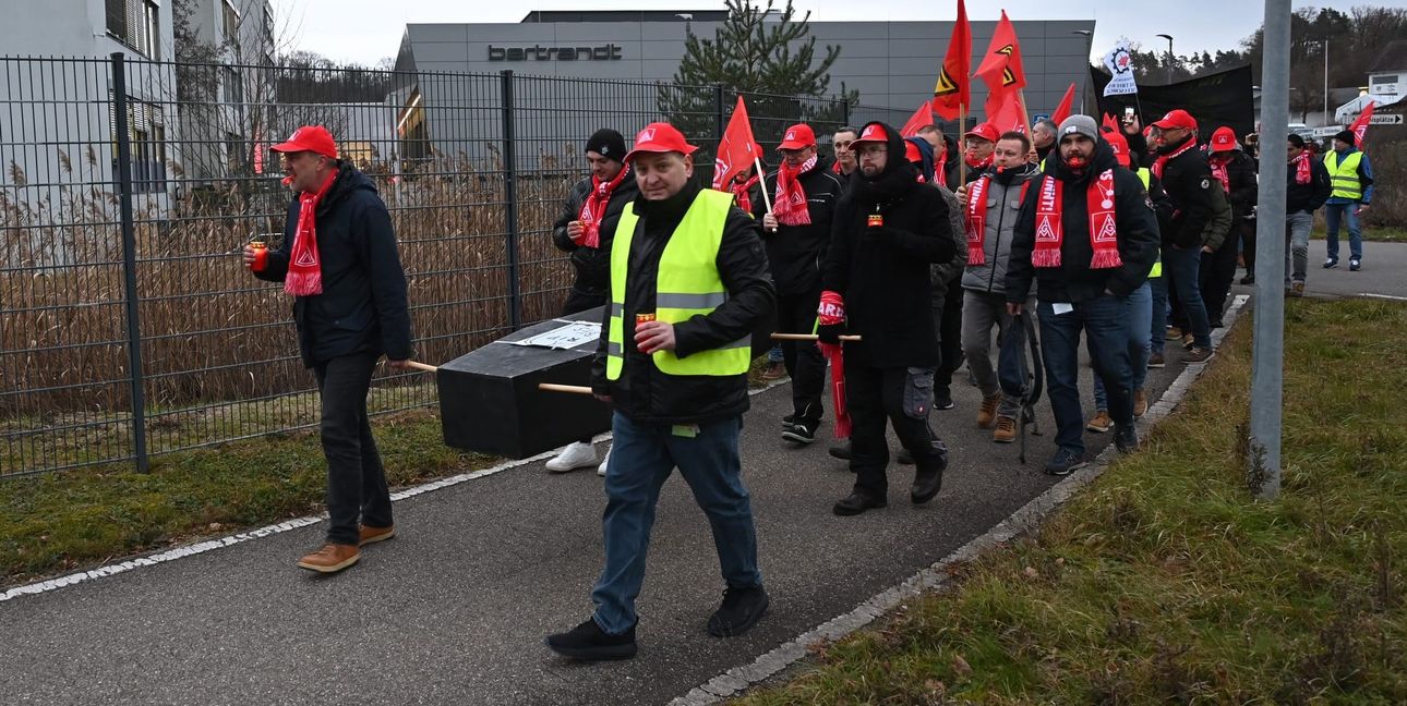 Der Betriebsratsvorsitzende Holger Lung (mit der gelben Weste) führte im Dezember den Protestmarsch vor der Ehninger Zentrale der Bertrandt AG an.