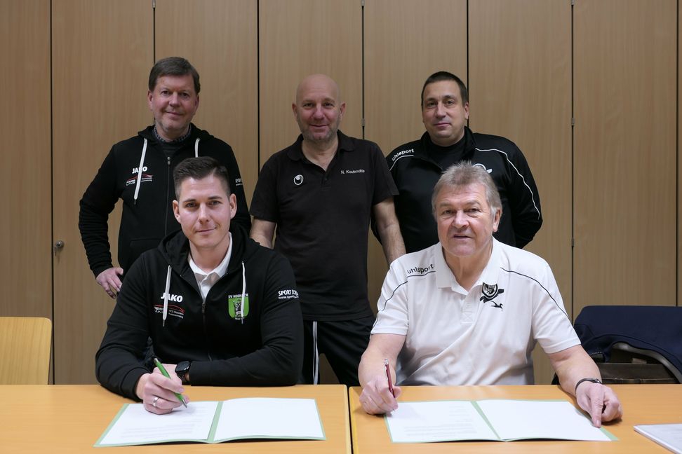Simeon Neumann (vorne links) und Josef Klaffschenkel  (rechts) haben die Kooperation  unterzeichnet und freuen sich wie Alexander Rieger (Abteilungsleiter Hegnach), Niko Koutroubis sowie Marc Pflieger (Sportlicher Leiter VfL -Ladies, hinten von links) auf die Zusammenarbeit.Bild: Zvizdiç