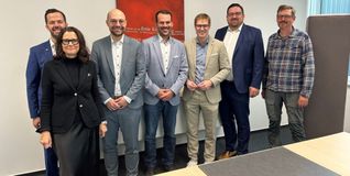 Gemeinsames Gruppenbild (von links): Mario Schmid und Anette Rehorsch-Hartmann für die Vereinigte Volksbanken, Aleksandar Cukalac für die Kreissparkasse Böblingen, Steffen Vietz für den GHV Maichingen, Oberbürgermeister Markus Kleemann, Wirtschaftsförderer Felix Rapp und Robert Klotz für den GHV Sindelfingen.