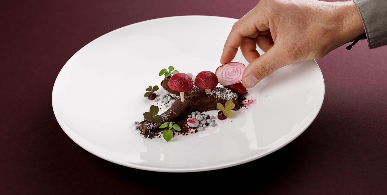 Alle vier bis sechs Wochen entstehen unter der Regie von Chefkoch Maximilian Moser neue Kreationen im Gourmetrestaurant Aubergine, das seit 2014 einen Michelin-Stern trägt.