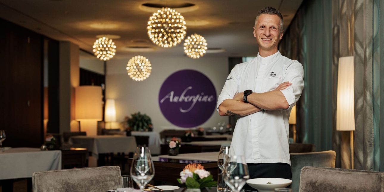 40 Jahre alt und schon seit elf Jahren Sternekoch – Maximilian Moser möchte seinen Gästen im Gourmetrestaurant Aubergine mit dem neuen À-la-carte-Angebot in Sachen Flexibilität entgegenkommen.