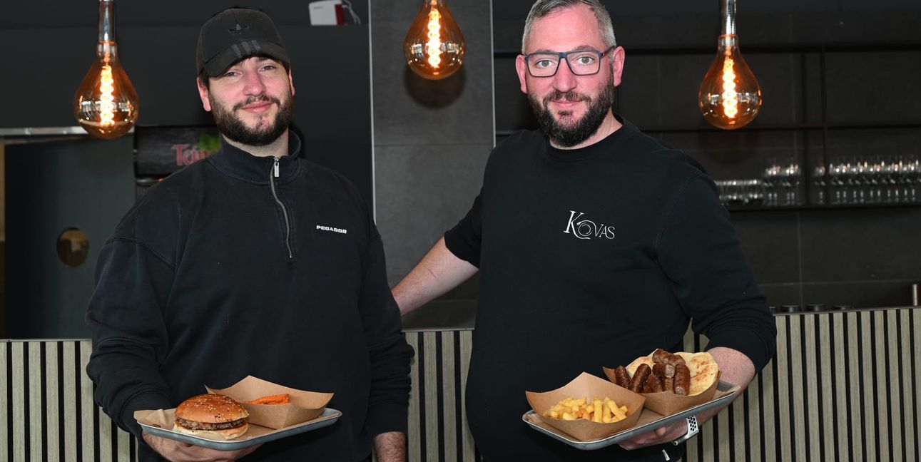 Daniel und Stefan Kovacev servieren in Sindelfingen jetzt Burger, Cevapcici und noch mehr Streetfood.