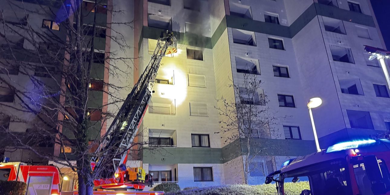 Am Sonntag brannte ein Nachtspeicherofen in diesem Mehrfamilienhaus. Bild: SDMG/Dettenmeyer