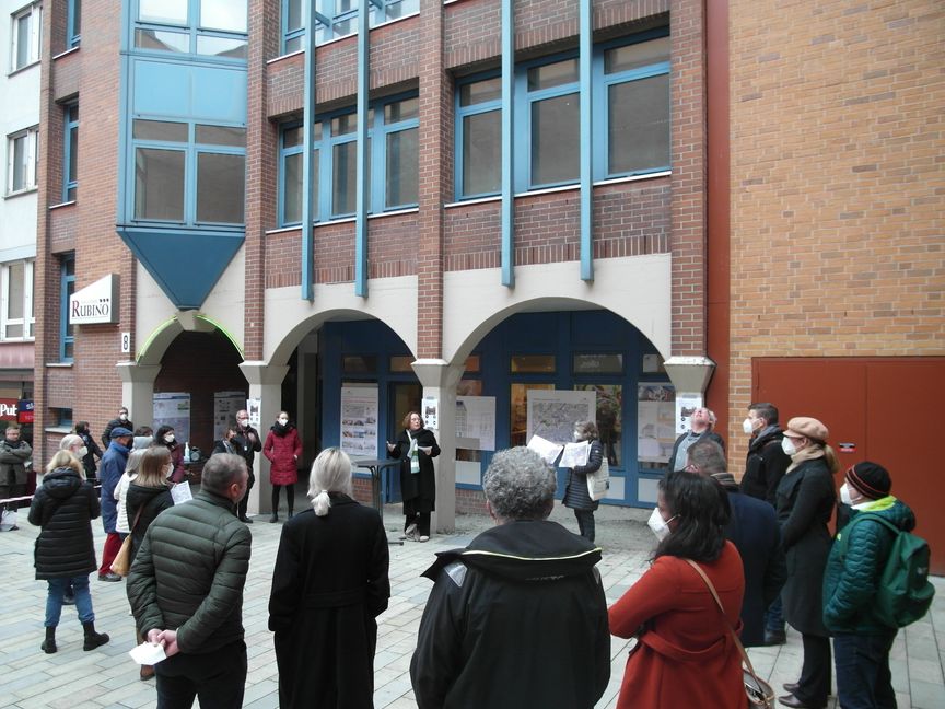 : Baubürgermeisterin Christine Kraayvanger und Carmen Stark von der Stabstelle Stadtentwicklungskonzept erläutern die Bauvorhaben, die in der Böblinger Unterstadt bis 2028 geplant sind - bei einer Informationsveranstaltung für Bürger vor den ehemaligen Räumlichkeiten der Disko-Kneipe "Krokodil" in der Uhlandstraße, deren Neugestaltung "derzeit von den Bürgern noch nicht so angenommen wird, wie ich es mir wünschen würde", so Kraayvanger. Bild: Staber