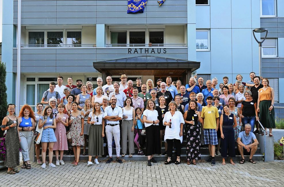 Die Mitglieder des Klima-Bürgerrats vor dem Rathaus in Stegen