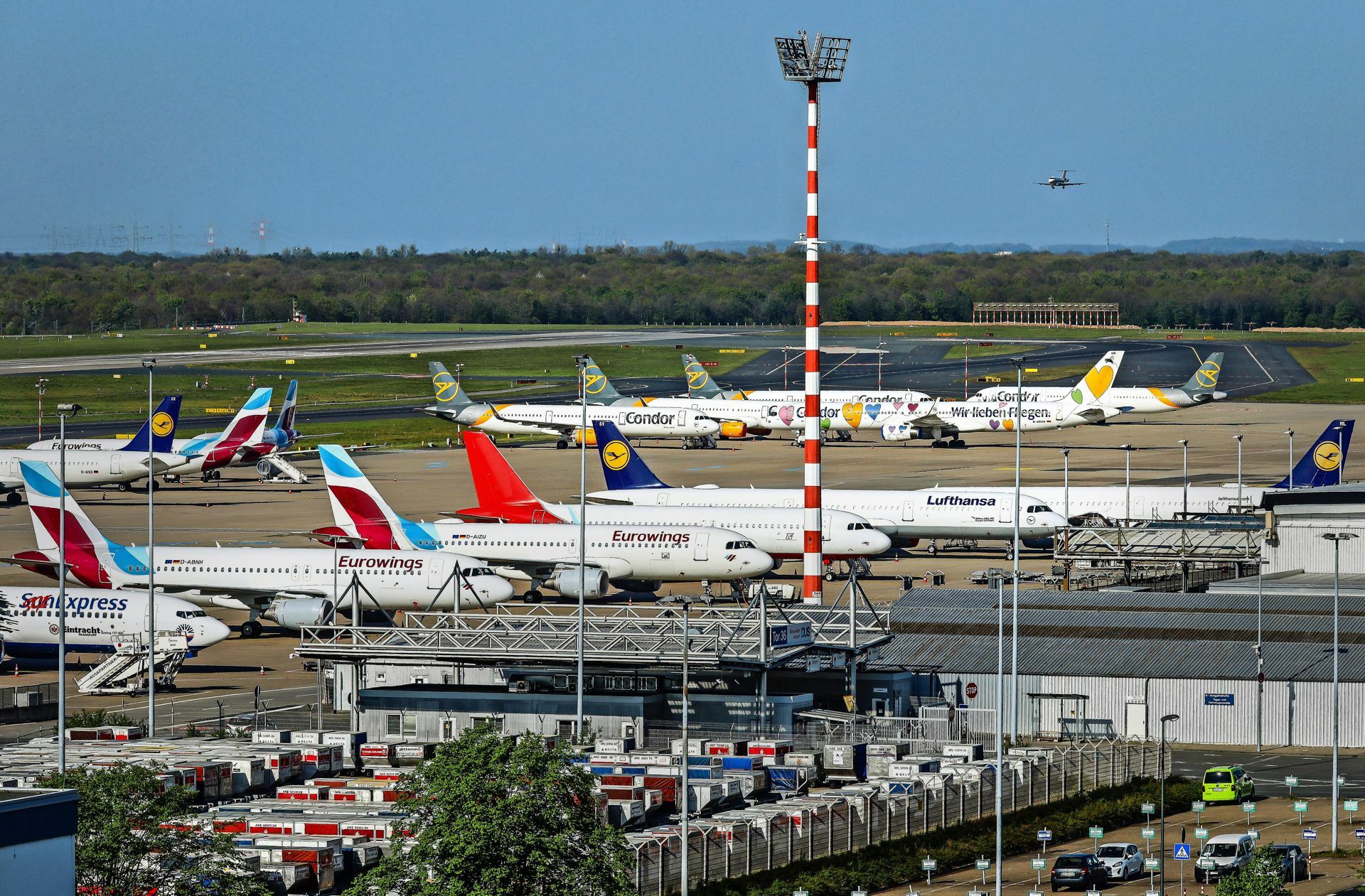 Zahlreiche  Flugzeuge bleiben aufgrund der Pandemie am Boden, so wie hier am Flughafen Düsseldorf. Foto: imago/Rupert Oberhäuser