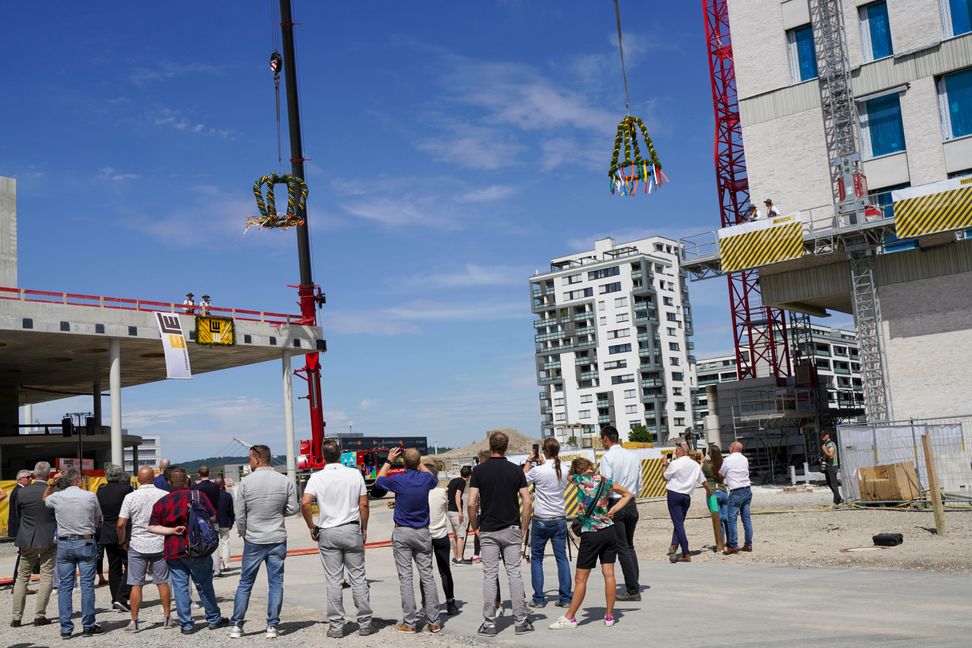 Das Land Baden-Württemberg wird den Neubau des Flugfeldklinikums mit weiteren 53 Millionen Euro fördern – zusätzlich zum bereits zugesagten Zuschuss in Höhe von 226 Millionen Euro. Am Freitag wurde Richtfest gefeiert.     Bild: Dettenmeyer