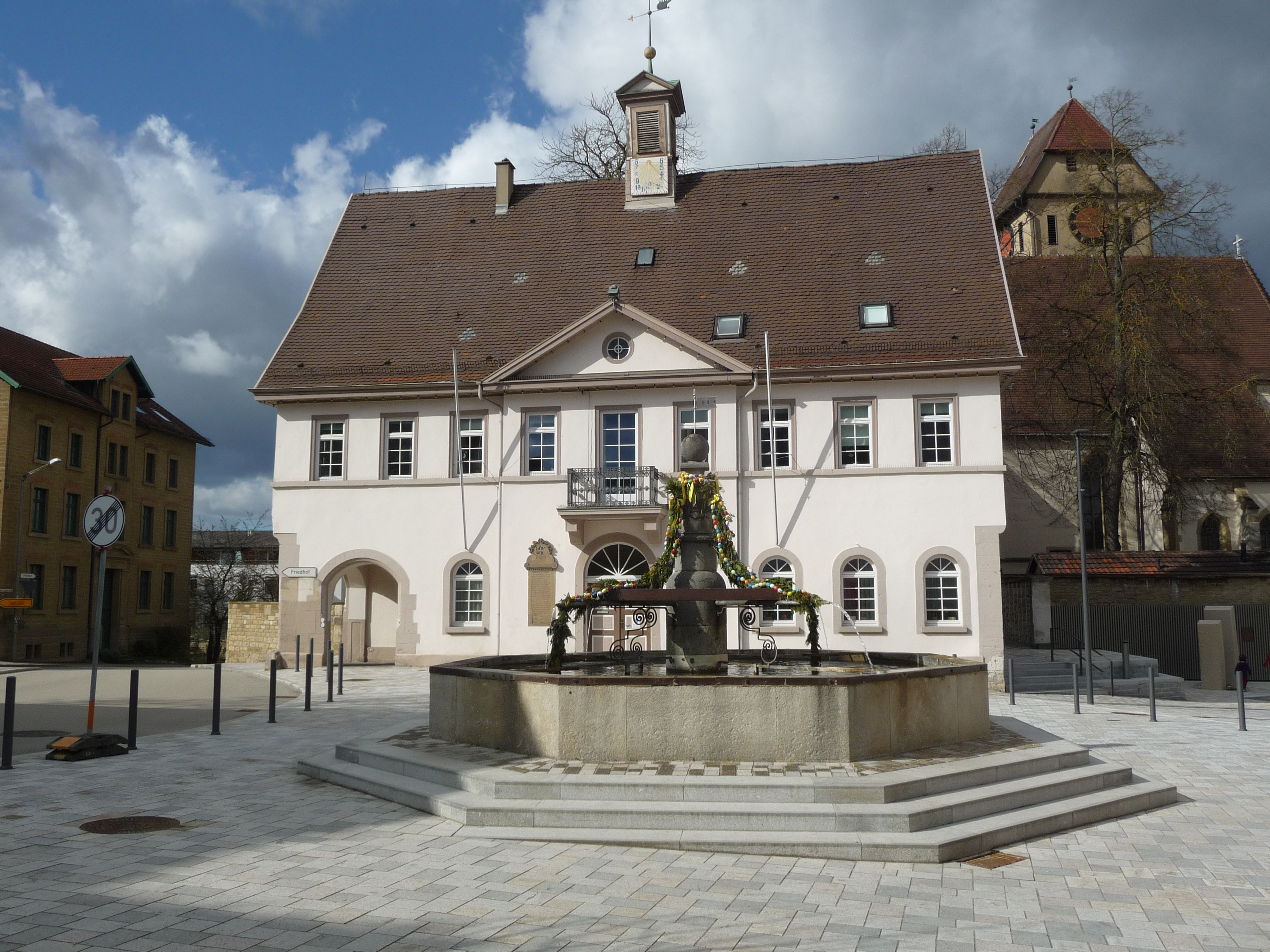 Die Sanierung des Magstadter Rathauses wurde in den letzten Jahren im Magstadter Gemeinderat immer wieder angesprochen. 2024 soll das Geld dafür da sein, aber die Erneuerung steht dennoch auf wackligen Beinen: Das Architekturbüro ist abgesprungen und im Rathaus fehlt für das Projekt (noch) das Personal. Bild: Reichert