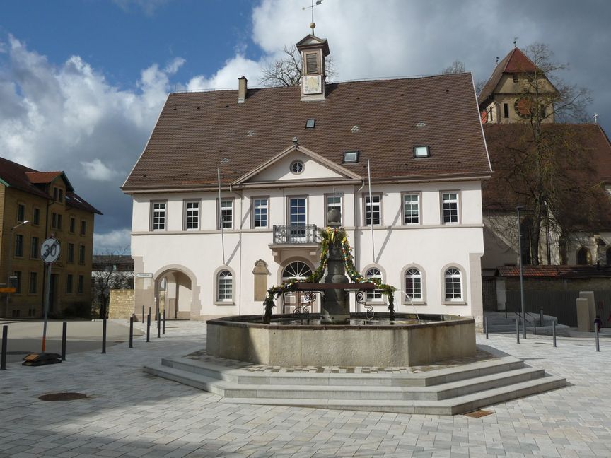 Die Sanierung des Magstadter Rathauses wurde in den letzten Jahren im Magstadter Gemeinderat immer wieder angesprochen. 2024 soll das Geld dafür da sein, aber die Erneuerung steht dennoch auf wackligen Beinen: Das Architekturbüro ist abgesprungen und im Rathaus fehlt für das Projekt (noch) das Personal. Bild: Reichert
