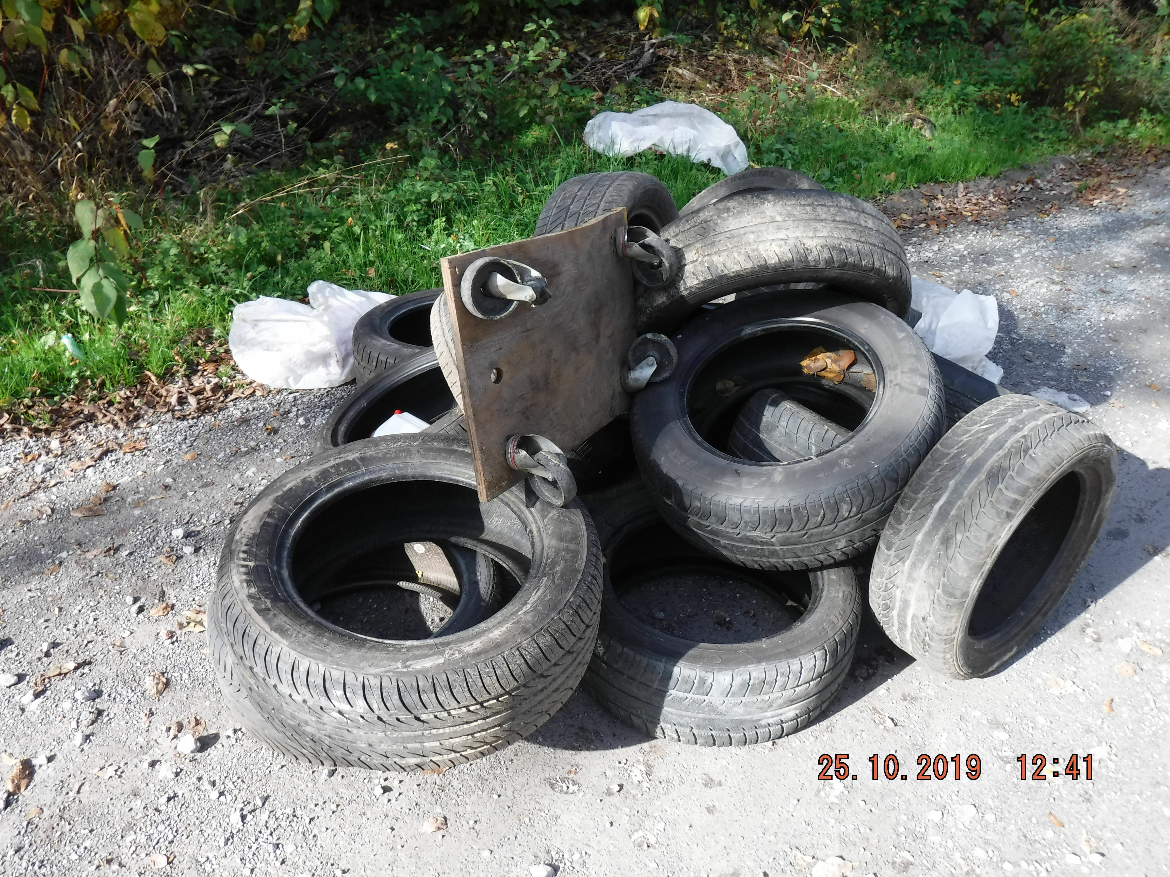 Die illegal entsorgten Reifen auf dem Wanderparkplatz "Weisser Stein"