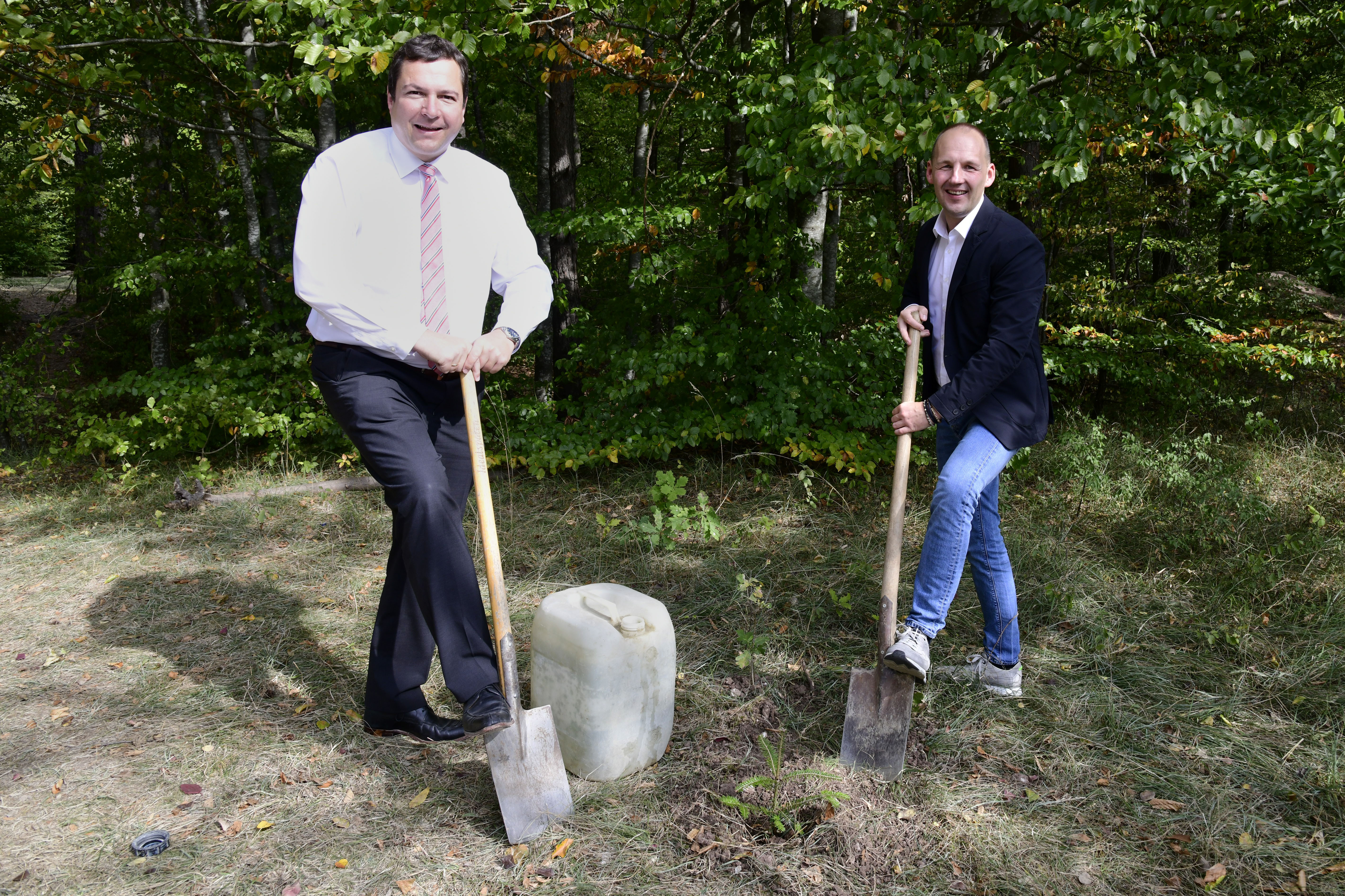 Rohrau Waldspielplatz Baumpflanzung / Marc Biadacz (MdB CDU, links) und Thomas Riesch (Bürgermeister Gärtringen) pflanzen Weißtanne / Foto: Holom