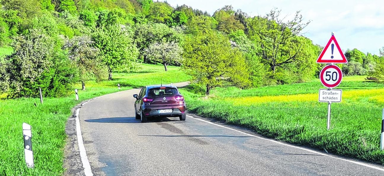 Die Kreisstraße zwischen Aidlingen und Dätzingen ist teilweise 4,5 Meter schmal und der Belag so schlecht, dass das Landratsamt inzwischen teilweise Tempo 50 angeordnet hat. Bild: Reichert