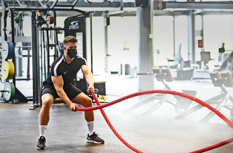 Ein Sportler trainiert mit sogenannten Kettle Bells seine Oberarme. Krafttraining mit Eigenkörpergewicht ist in den letzten Jahren ein großer Trend geworden.
Foto: imago images/Eibner/Weiss
