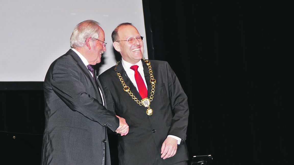 Die ersten Glückwünsche nach der Vereidigung von Sindelfingens OB Dr. Bernd Vöhringer (rechts) kamen vom CDU-Fraktionsvorsitzenden Walter Arnold. Bild: SDMG/Dettenmeyer