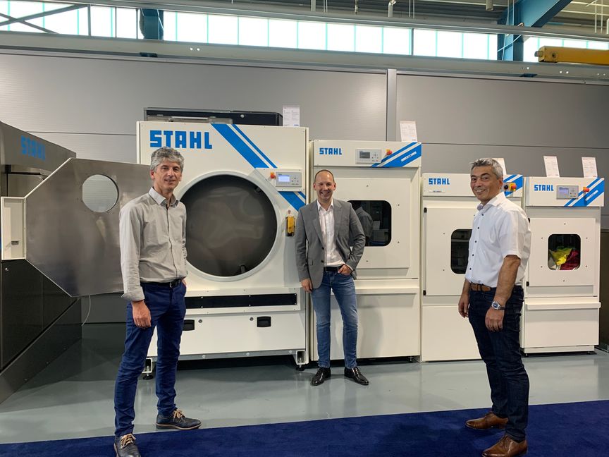 Uwe Stahl, der CDU-Bundestagsabgeordnete Marc Biadacz und Thomas Stahl im Showroom der Firma Stahl in Maichingen. Bild: z