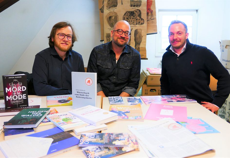 Der Sindelfinger Molino-Verlag hilft, den Ruf des Deutschen Fleischermuseums zu mehren (von links: Verleger Dr. Matthias Slunitschek, Museumsleiter Dr. Christian Baudisch und Verleger Tobias Prasser). Bild: Jung