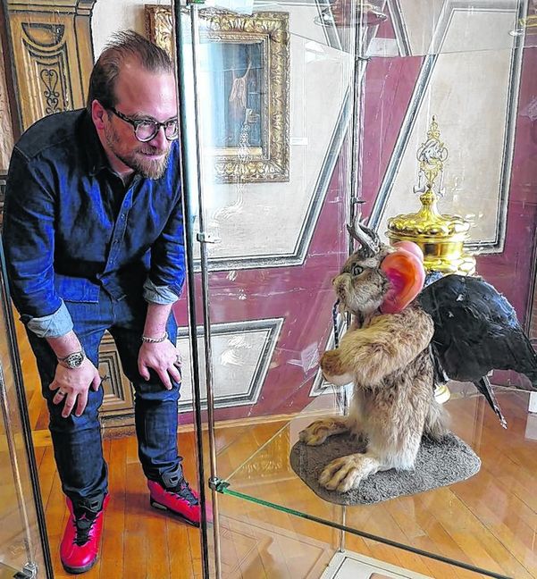 Christian Baudisch bei seinem Lieblingstier, dem Eierschlürfer Bild: Lück
