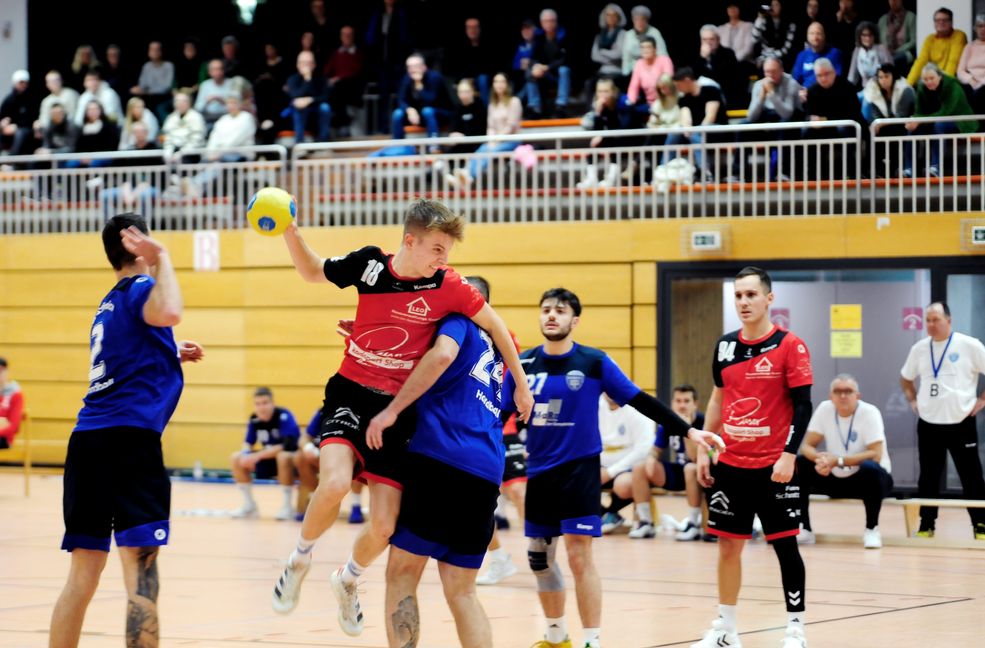 Magstadts Jan Steegmüller (beim Torwurf) zeigte eine starke Leistung und erzielte vier Treffer beim 30:20-Auswärtssieg des SVM in Schönaich.