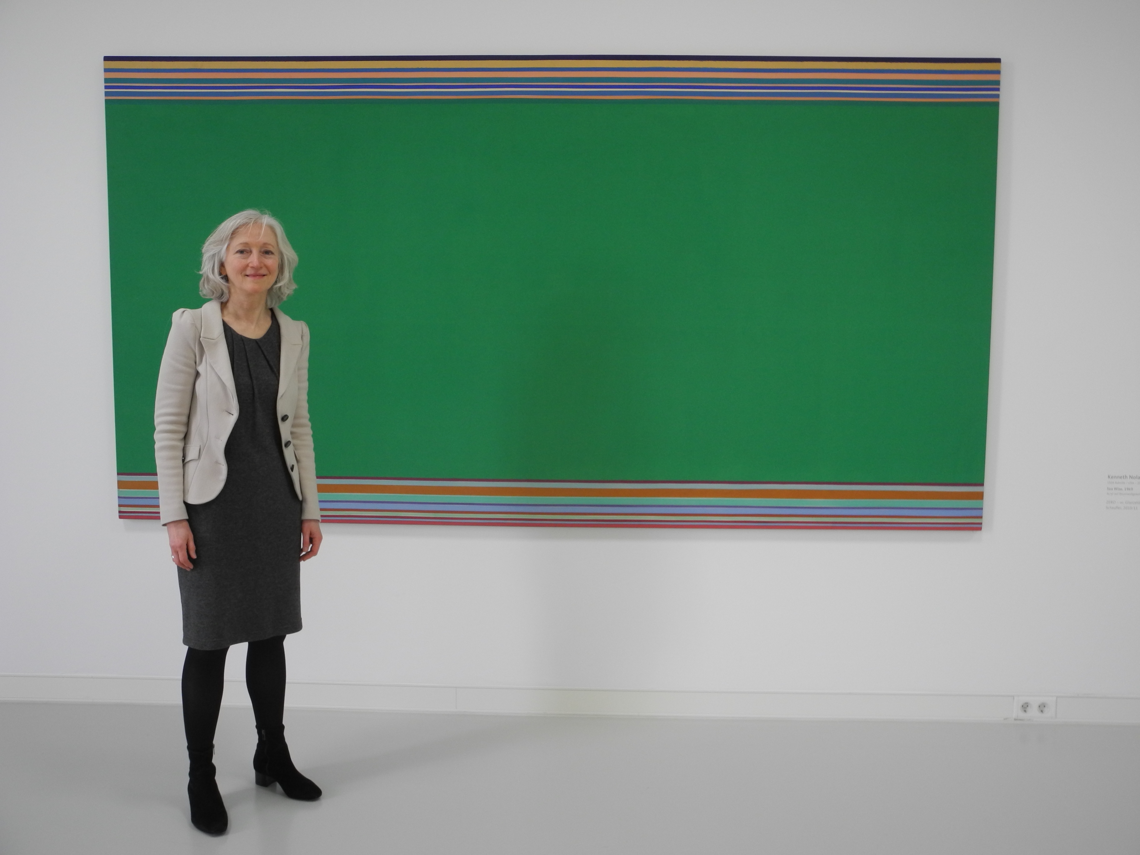 Barbara Bergmann hat für die Ausstellung „Love Stories“ Kenneth Nolands Werk „Sea Side“ ausgewählt. 
Bild: Volkmann